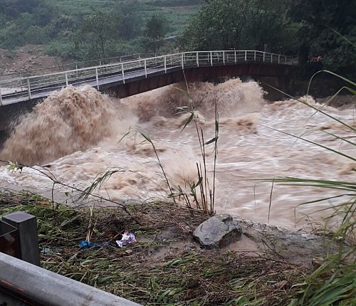 Mưa lớn khiến nước suối Chu Va (xã Sơn Bình, huyện Tam Đường) dâng cao, tiềm ẩn nhiều nguy hiểm cho người và phương tiện tham gia giao thông. 